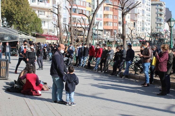 Sokak müzisyeni Eskişehirlilere pandemiyi unutturdu