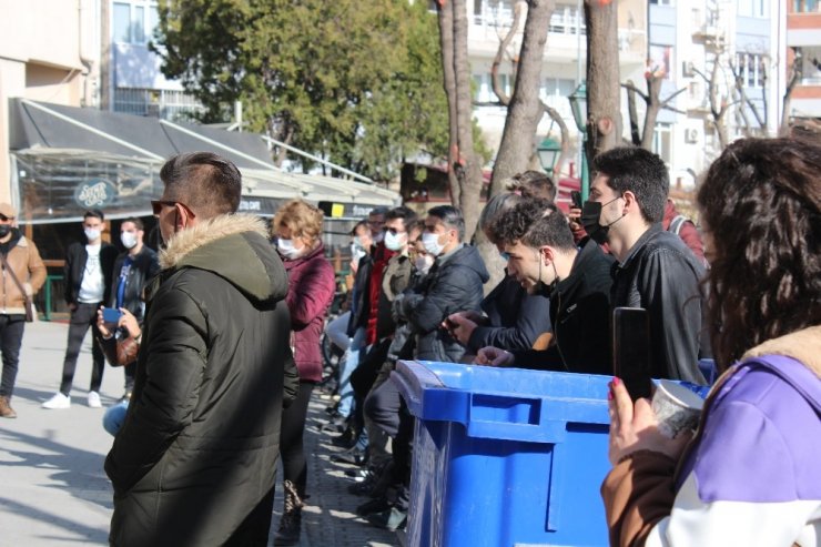 Sokak müzisyeni Eskişehirlilere pandemiyi unutturdu