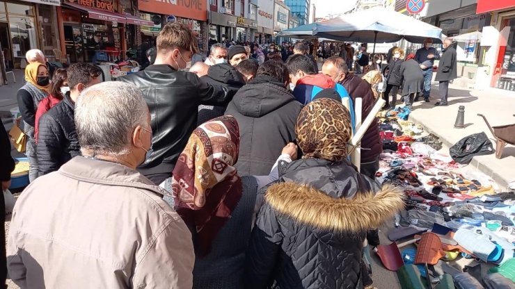 Ücretsiz maskeyi duyan koştu: İzdiham yaşandı