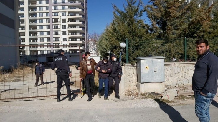 Konya’da 7. kattan atlamak isteyen kişi polis ikna etti