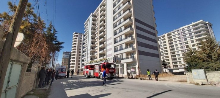 Konya’da 7. kattan atlamak isteyen kişi polis ikna etti