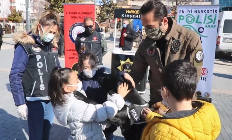 Narkotik bilgilendirmesinde çocukların narkotik köpeklere ilgisi