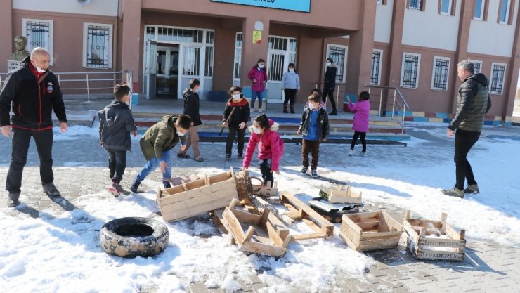 Minik elleriyle çöplerden kütüphane yaptılar