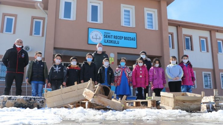 Minik elleriyle çöplerden kütüphane yaptılar