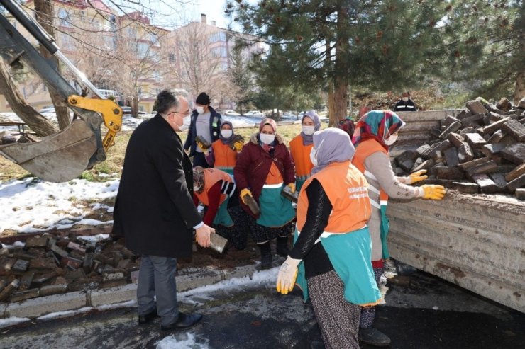 Parklardaki bakım ve yenileme çalışmaları devam ediyor