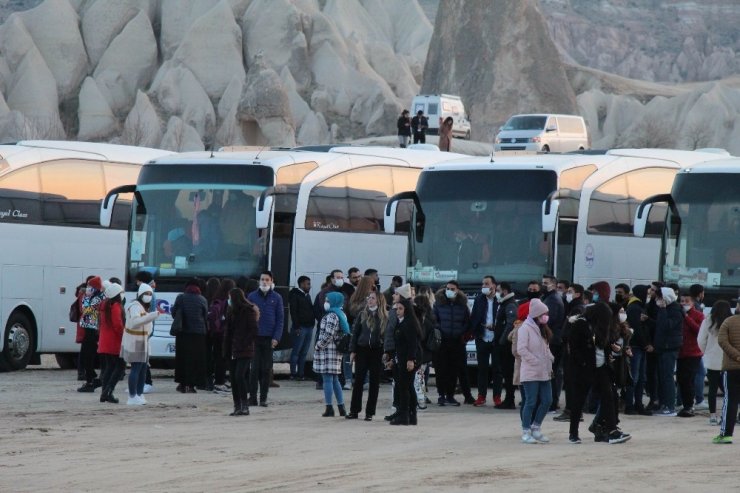 Koronavirüsü yok sayıp halay çekip, oyun oynadılar