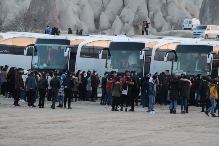 Koronavirüsü yok sayıp halay çekip, oyun oynadılar