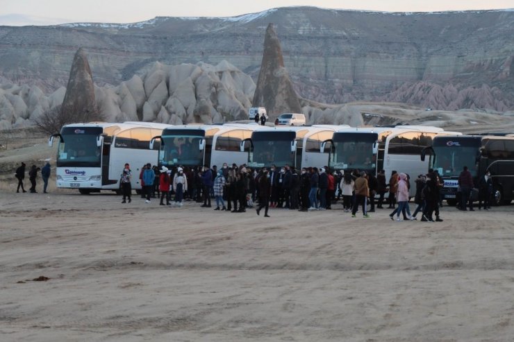 Koronavirüsü yok sayıp halay çekip, oyun oynadılar