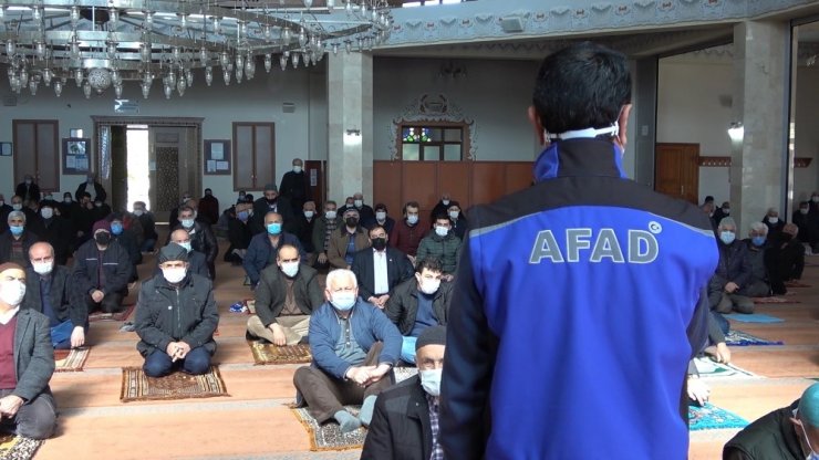 Cuma namazı öncesi vatandaşlara ’Afet Farkındalık Eğitimi’ verildi