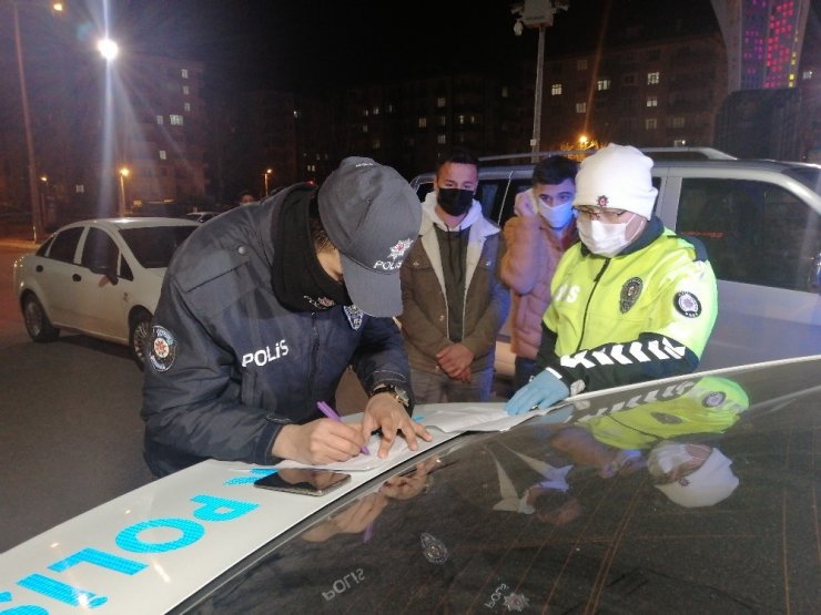 Sürücü ve yolcunun polis memuruyla ilginç diyaloğu