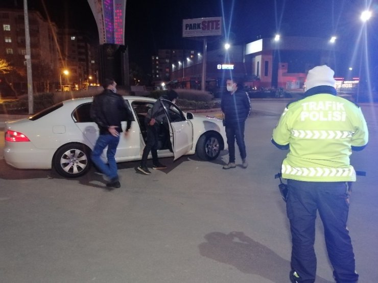 Sürücü ve yolcunun polis memuruyla ilginç diyaloğu