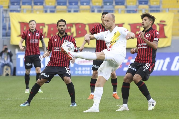 Süper Lig: Gençlerbirliği: 0 - Yeni Malayatspor: 1 (İlk yarı)