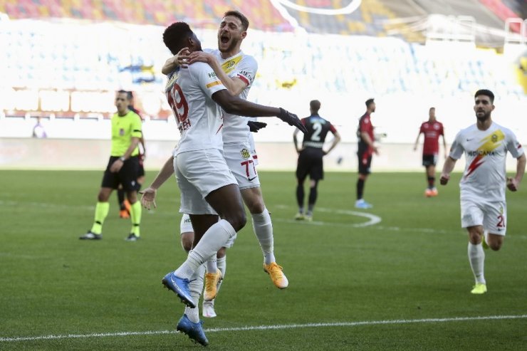 Süper Lig: Gençlerbirliği: 0 - Yeni Malayatspor: 1 (İlk yarı)