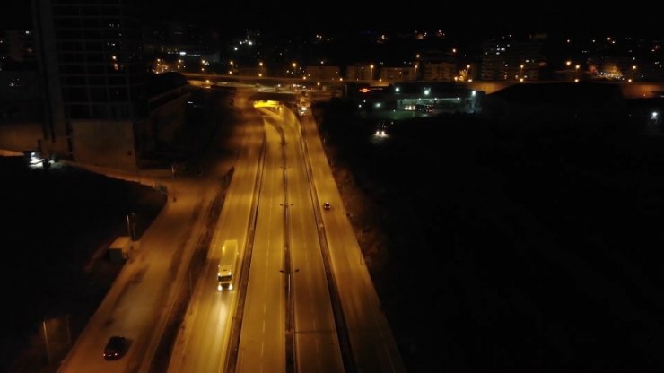 Kilit kavşakta su borusu patladı: Ankara-Kayseri kara yolu trafiğe kapatıldı