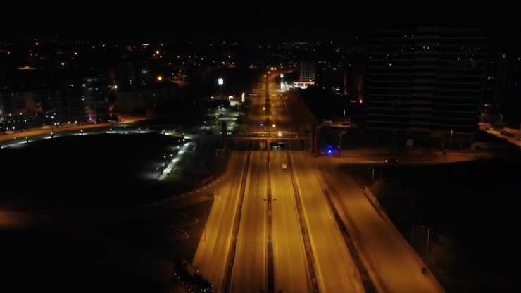 Kilit kavşakta su borusu patladı: Ankara-Kayseri kara yolu trafiğe kapatıldı