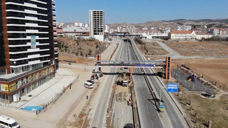 Kilit kavşaktaki çalışma 20 saat sürdü: Ankara-Kayseri kara yolu ulaşıma açıldı