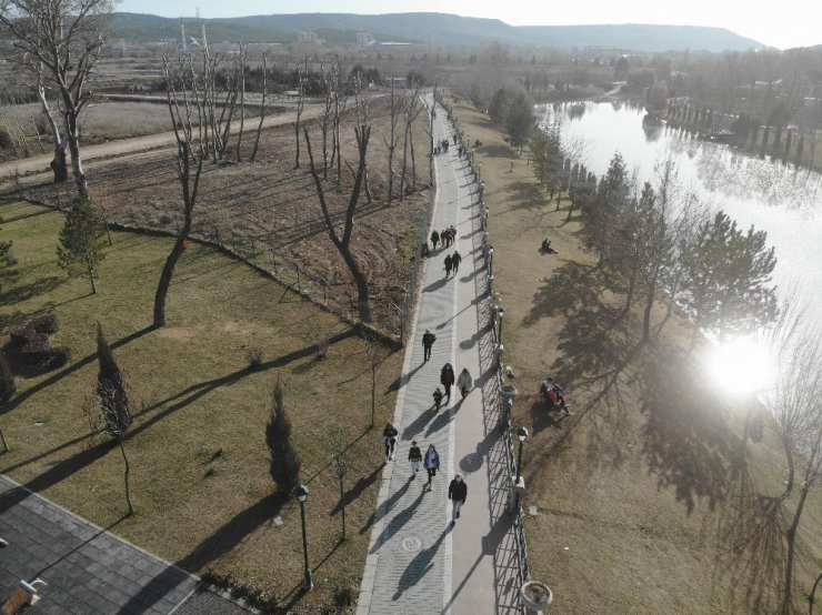 Güneşli hava sokağa çıkma kısıtlamasını unutturdu