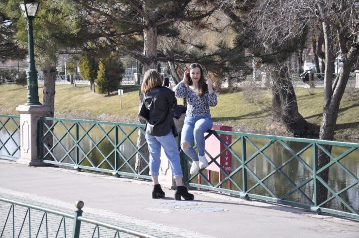 Güneşli hava sokağa çıkma kısıtlamasını unutturdu