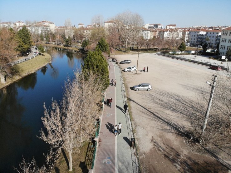 Güneşli hava sokağa çıkma kısıtlamasını unutturdu