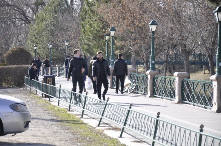 Güneşli hava sokağa çıkma kısıtlamasını unutturdu