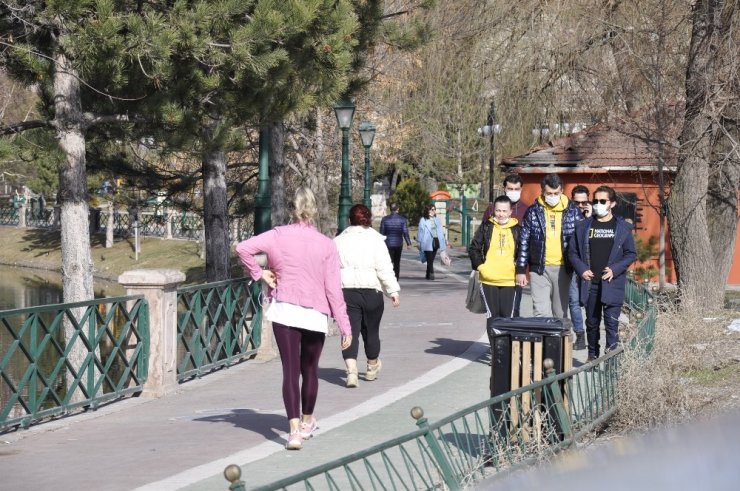 Güneşli hava sokağa çıkma kısıtlamasını unutturdu