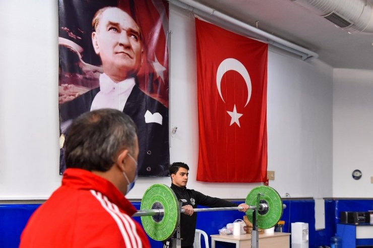 Ankara Büyükşehir Belediyesi’nden halter sporuna tam destek