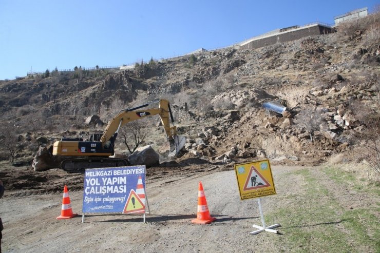 Melikgazi’de yol açma çalışmalarına hız kesmeden devam