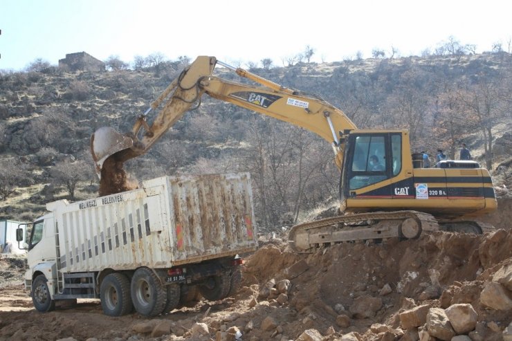 Melikgazi’de yol açma çalışmalarına hız kesmeden devam