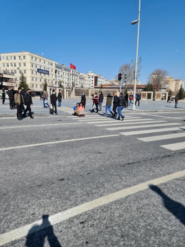 Sanatını sokağa ve sosyal medyaya taşıdı, milyonlara ulaştı