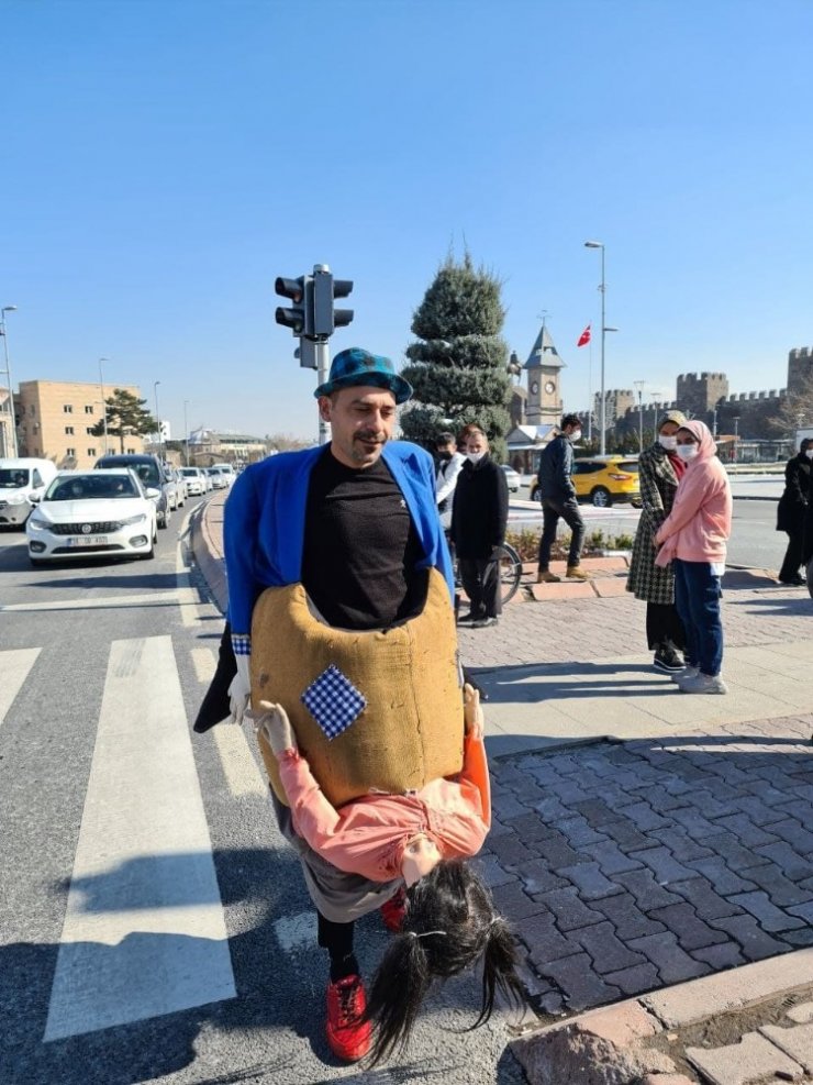 Sanatını sokağa ve sosyal medyaya taşıdı, milyonlara ulaştı