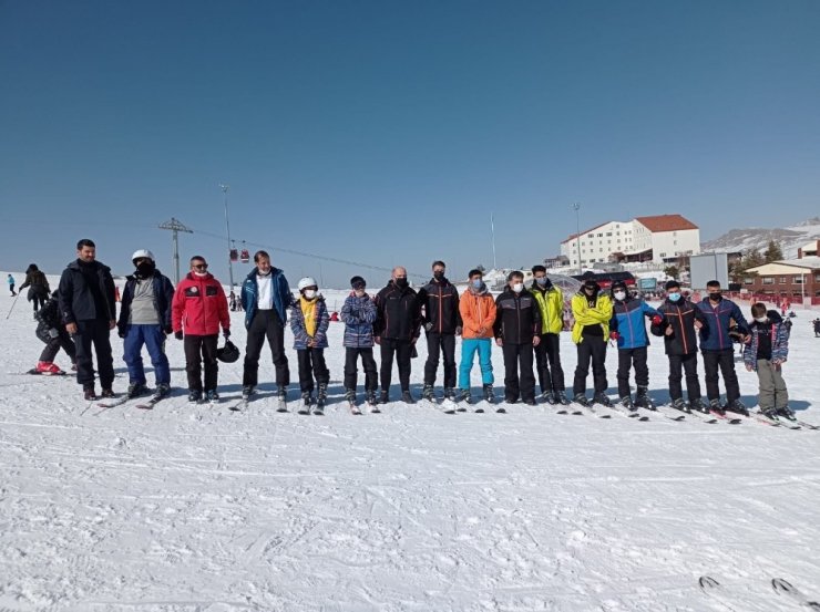 İzmir’den geldiler Erciyes’te kayak yapmanın keyfine vardılar