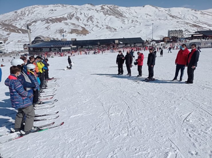 İzmir’den geldiler Erciyes’te kayak yapmanın keyfine vardılar