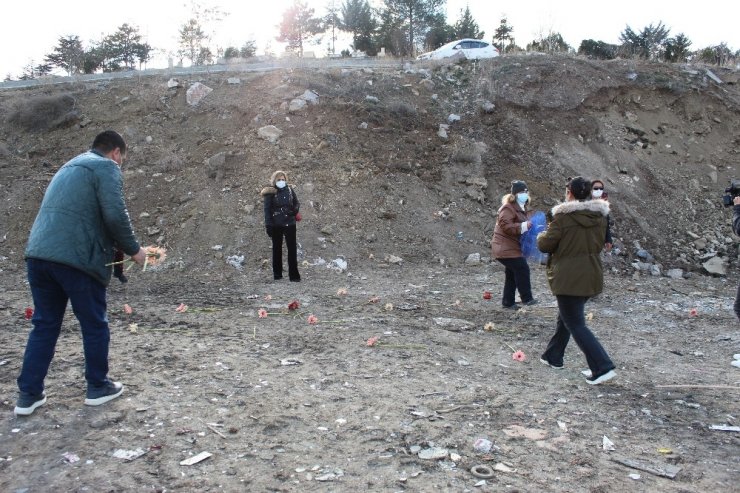 Gölbaşın’da köpeklerin katledildiği yere karanfil bırakıldı