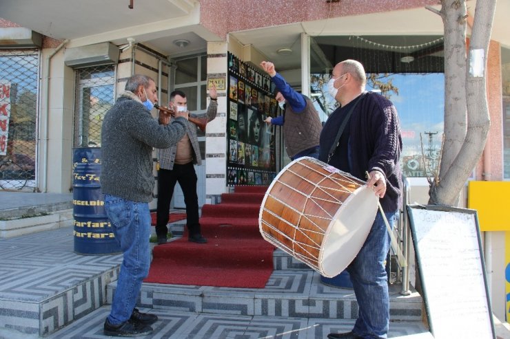 Ankaralı esnaf kontrollü normalleşmeyi davul ve zurna ile kutladı