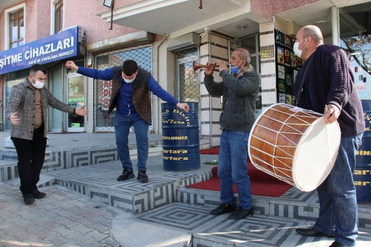 Ankaralı esnaf kontrollü normalleşmeyi davul ve zurna ile kutladı