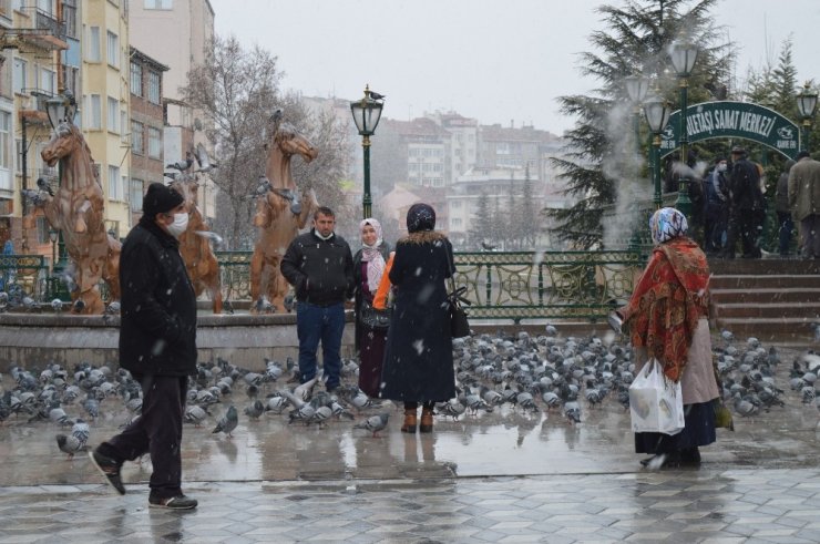 Eskişehir’e yeniden yağan kar kartpostallık görüntüler oluşturdu