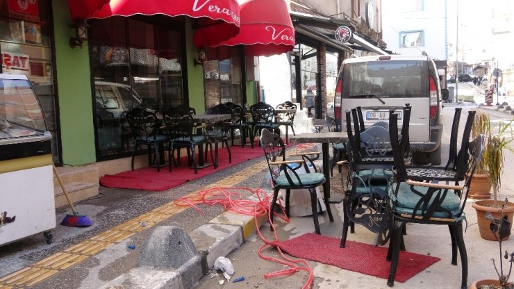 Restoran ve kafeler aylar sonra müşteri kabul etmeye başladı