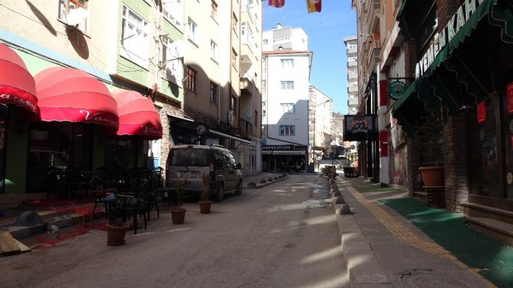 Restoran ve kafeler aylar sonra müşteri kabul etmeye başladı