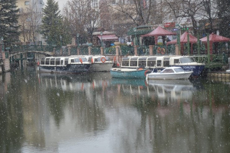 Eskişehir’e yeniden yağan kar kartpostallık görüntüler oluşturdu