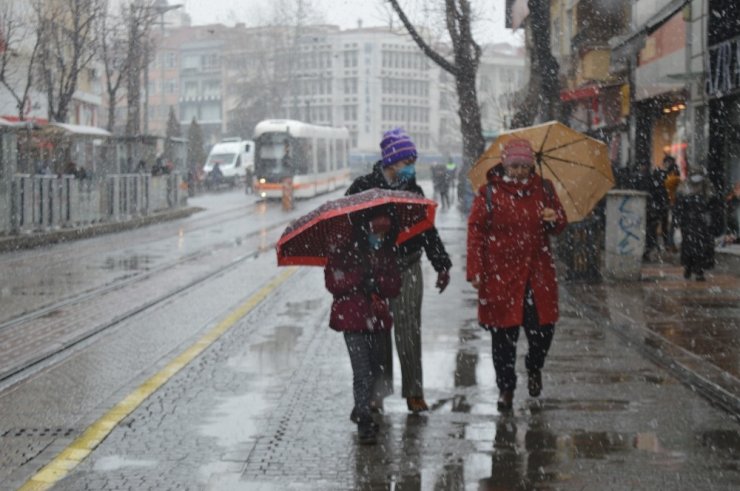 Eskişehir’e yeniden yağan kar kartpostallık görüntüler oluşturdu