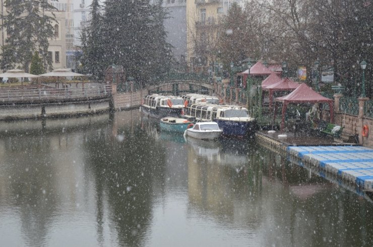 Eskişehir’e yeniden yağan kar kartpostallık görüntüler oluşturdu