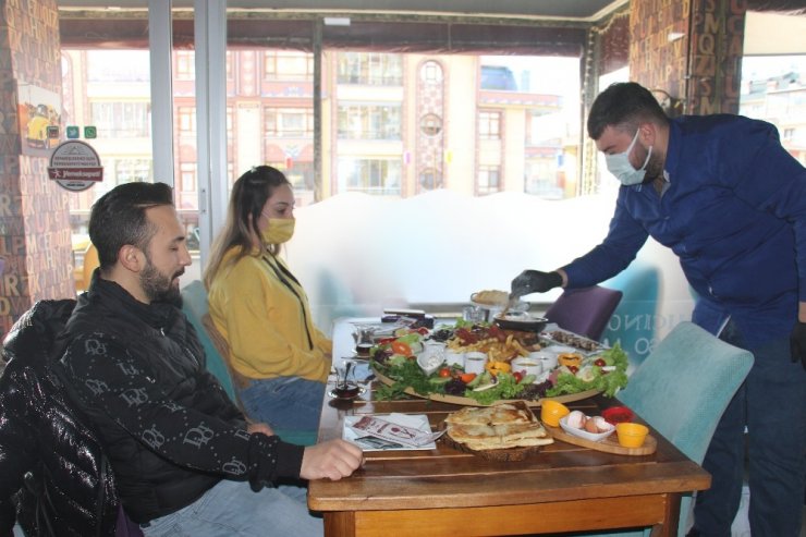 Ankaralı esnaf kontrollü normalleşmeyi davul ve zurna ile kutladı