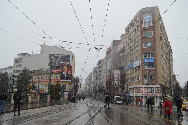 Eskişehir’e yeniden yağan kar kartpostallık görüntüler oluşturdu