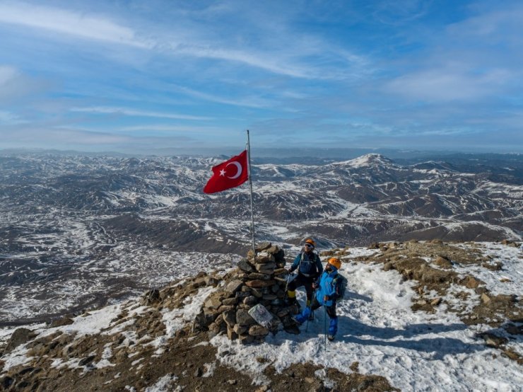 2 bin 552 rakımlı Yıldız Dağı’na tırmanan dağcılar, zirvede Türk bayrağını dalgalandırdı