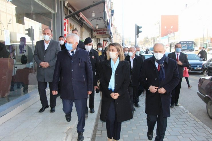 Nevşehir Valisi kendisi ile fotoğraf çekinmek isteyen çocuğun annesi ile görüntülü konuştu