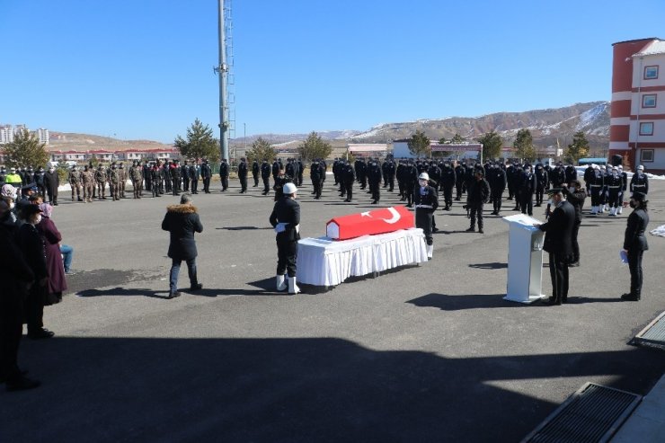 Vefat eden şehit kardeşi polis memuru için tören