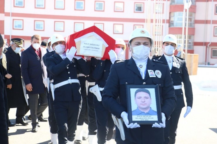 Vefat eden şehit kardeşi polis memuru için tören