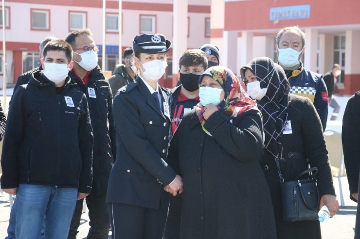 Vefat eden şehit kardeşi polis memuru için tören