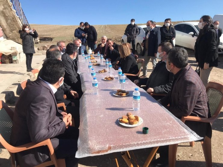 Yangında koyunları ölen çiftçiye Vali destek çıktı