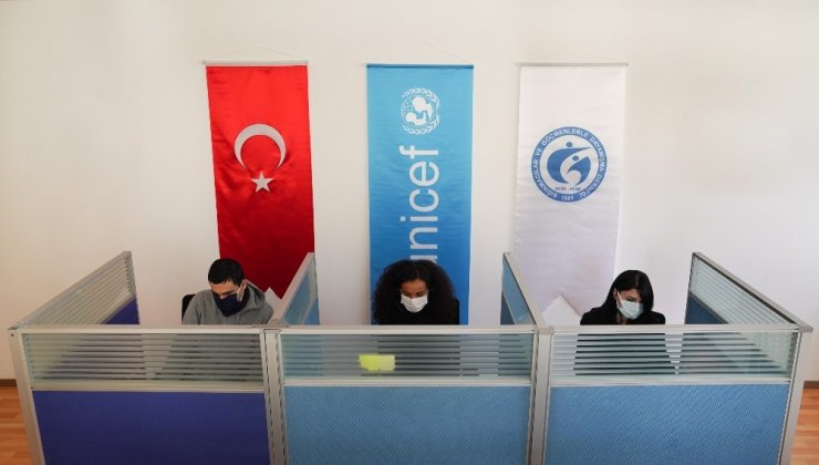 Sığınmacılar için 5 farklı dilde özel danışmanlık hattı